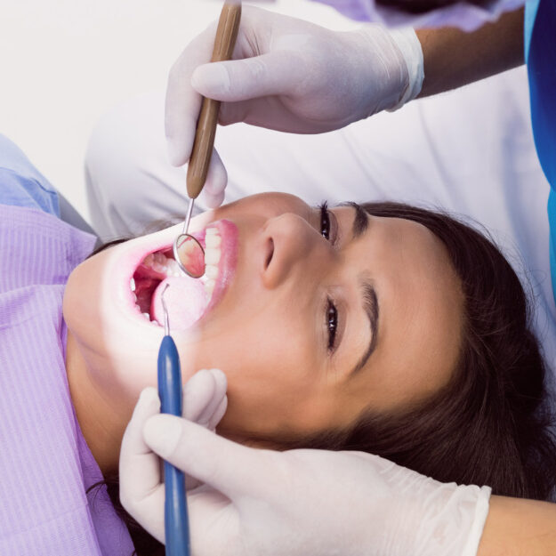 dentista-examinando-uma-paciente-do-sexo-feminino-com-ferramentas