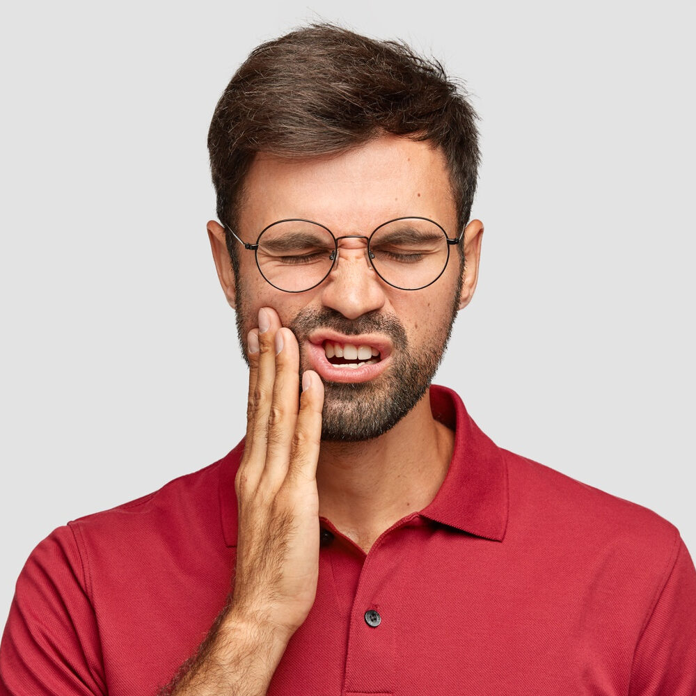 foto-de-homem-caucasiano-com-dor-de-dente-dente-podre-precisa-ir-ao-dentista